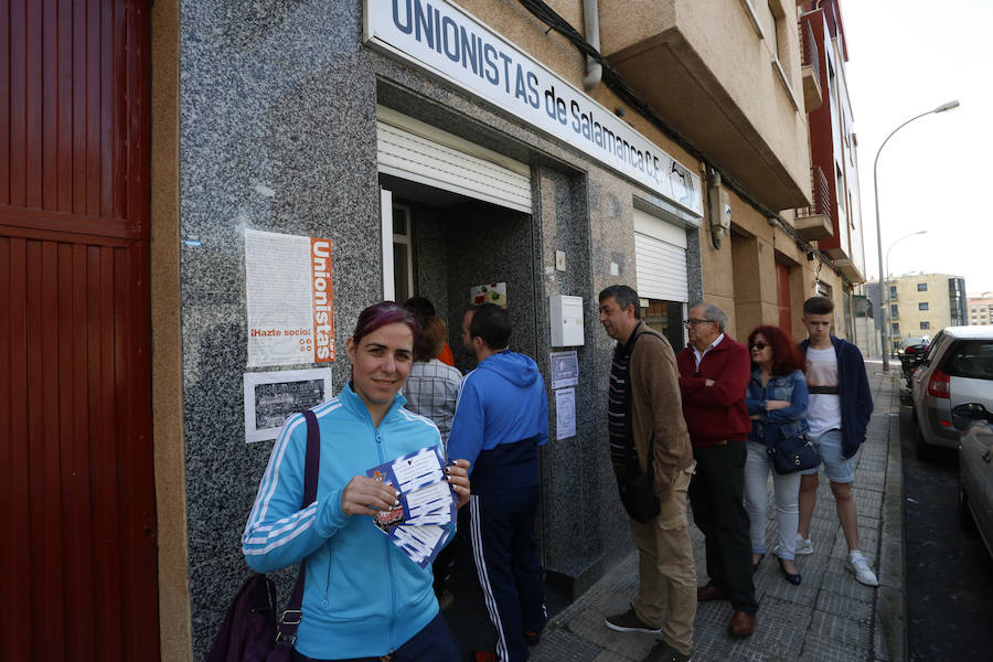 Las entradas para el encuentro Don Benito-Unionistas, choque de vuelta de la eliminatoria de ascenso directo a Segunda B que se disputará este domingo en el campo Vicente Sanz extremeño a las 19 horas, están agotadas