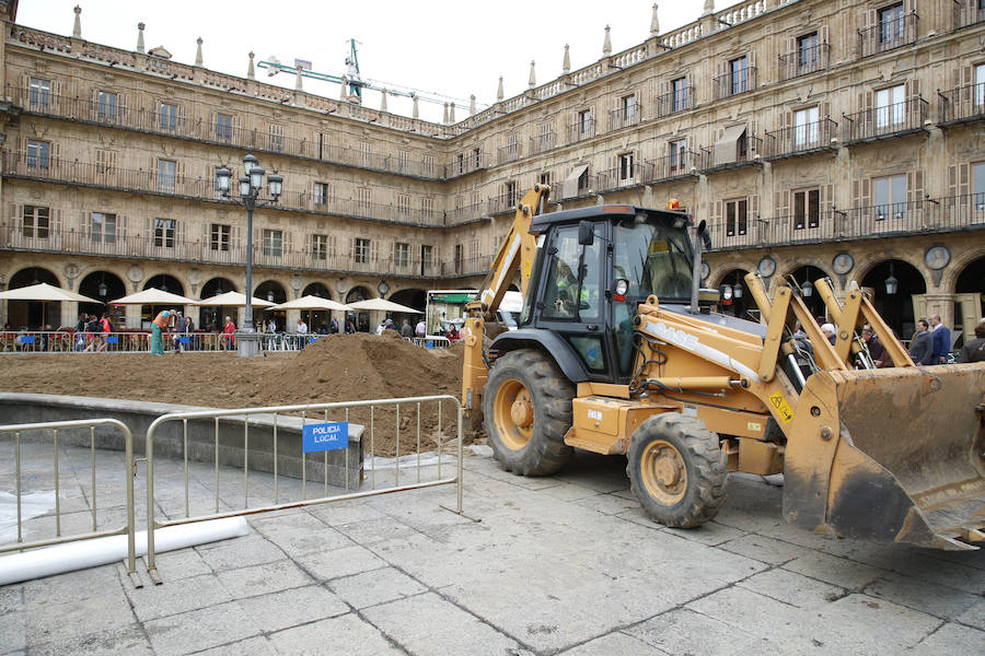 Los trabajos para devolver a la plaza la estética de los años 30 para rodar parte de la nueva película de Alejandro Amenábar, sorprenden a la ciudad