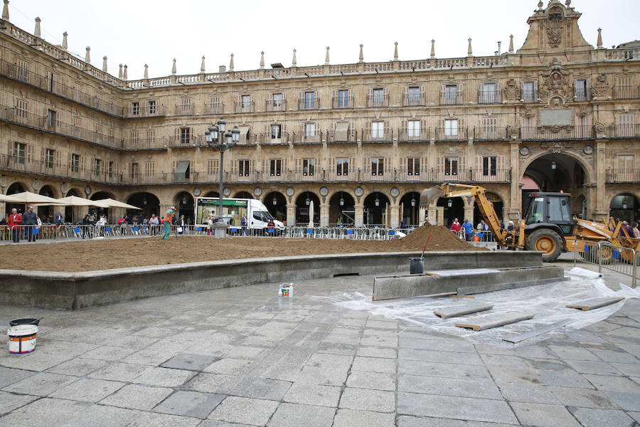 Los trabajos para devolver a la plaza la estética de los años 30 para rodar parte de la nueva película de Alejandro Amenábar, sorprenden a la ciudad