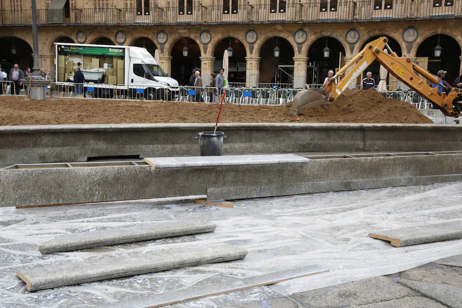 Los trabajos para devolver a la plaza la estética de los años 30 para rodar parte de la nueva película de Alejandro Amenábar, sorprenden a la ciudad