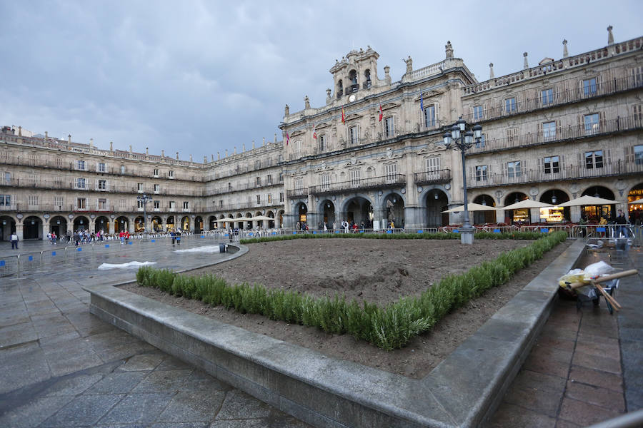 Los trabajos para devolver a la plaza la estética de los años 30 para rodar parte de la nueva película de Alejandro Amenábar, sorprenden a la ciudad