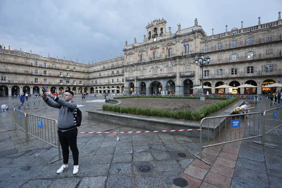 Los trabajos para devolver a la plaza la estética de los años 30 para rodar parte de la nueva película de Alejandro Amenábar, sorprenden a la ciudad