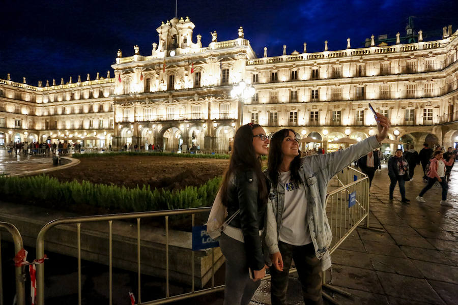 Los trabajos para devolver a la plaza la estética de los años 30 para rodar parte de la nueva película de Alejandro Amenábar, sorprenden a la ciudad