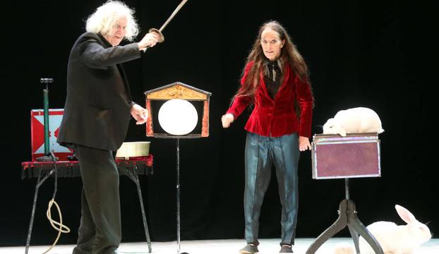 Imagen del número de Victoria Chaplin y Jean Baptiste Thierrée en el Teatro Carrión. 