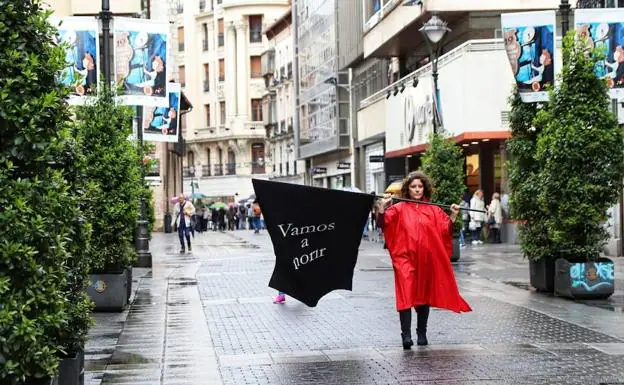 Performance de la artista vallisoletana Isa Sanz por la calle Santiago. 