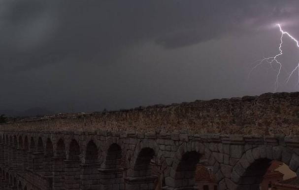 Un rayo cae en Segovia. 