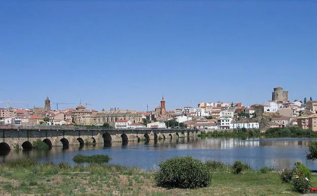 Imagen del río Tormes a su paso por Alba de Tormes.