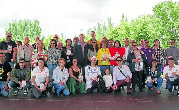 Miembros de la Corporación, junto a las asociaciones, a las que reconoció su labor. 