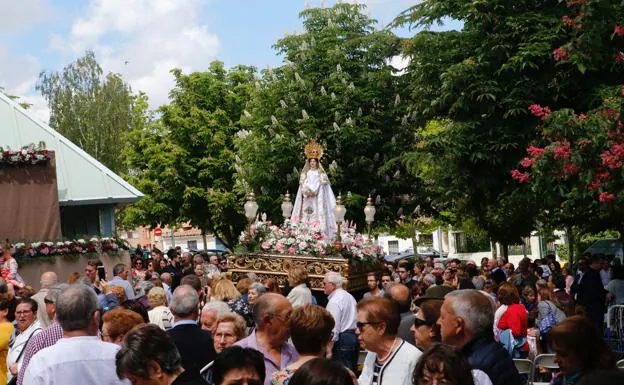 Cientos de personas acompañaron a la virgen durante la procesión por el parque de Tejares.