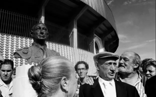 Marcos de Celis en la inauguración del busto que recorda su trayectoria, en 1998 . 