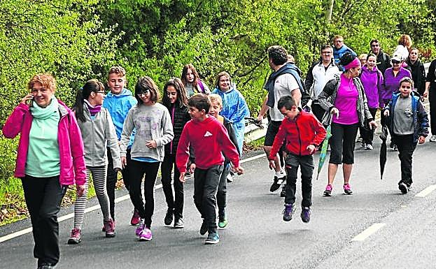 Centenares de participantes recorren los dieciséis kilómetros de marcha. 