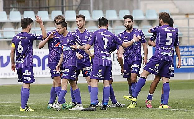 Los jugadores del Palencia Cristo celebran un gol. 