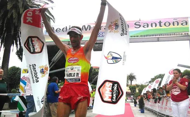 Pablo Rodríguez entra vencedor en la meta de la Media Maratón de Santoña. 