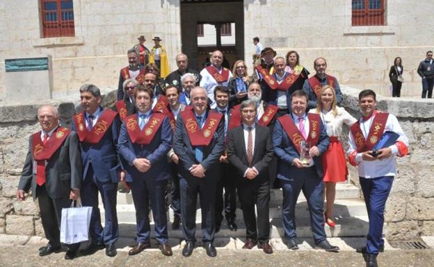 Todos los galardonados con los premios Artesanía Culinaria posan delanta de la Casa del Tratado de Tordesilla. 