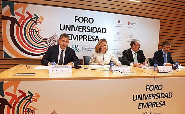 Óscar Campillo, presidente del Consejo Social de la UVA, la consejera de Economía y Hacienda, Pilar del Olmo; el consejero de Educación, Fernado Rey y el rector de la Universidad de Burgos, Manuel Pérez Mateos, durante la jornada del Foro Universidad Empresa. 