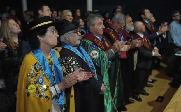 Imagen principal - En la imagen de abajo a la izquierda, en el centro el alcalde de Tordesillas, José Antonio González Poncela, y el presidente de la Ruta del Vino Rueda, Juan José Calvo, A la derecha, el alcalde de Matapozuelos, Conrado Íscar, y el cocinero Muguel Ángel de la Cruz. 