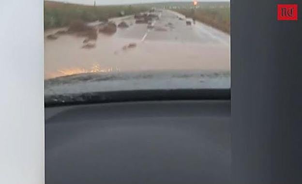 Las lluvias vuelven anegar la carretera comarcal que une Nava del Rey y Tordesillas