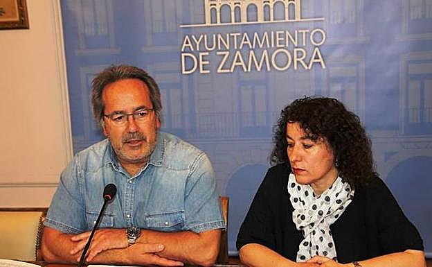: El alcalde de Zamora, Francisco Guarido, y la concejala de Servicios Sociales, María José González. 