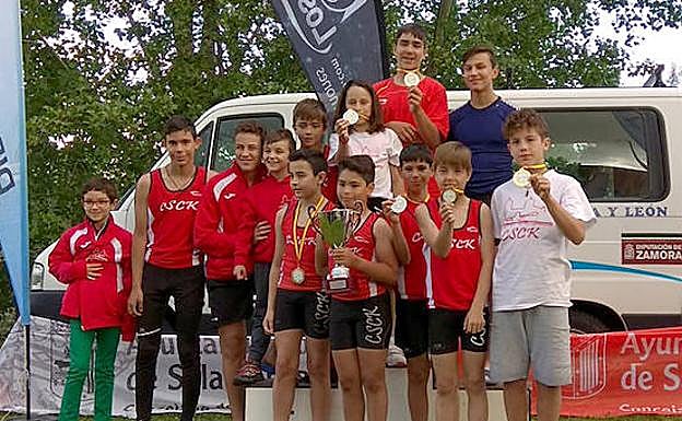 Miembros del CSCK tcon sus medallas tras la prueba celebrada en Salamanca. 