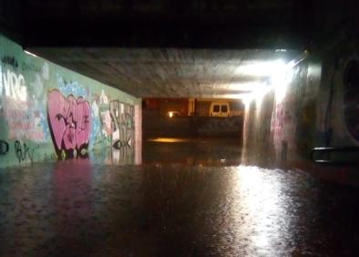 Imagen secundaria 1 - Túnel de Vadillos para vehículos (izquierda) inundado por la tormenta y el paso de peatones. 