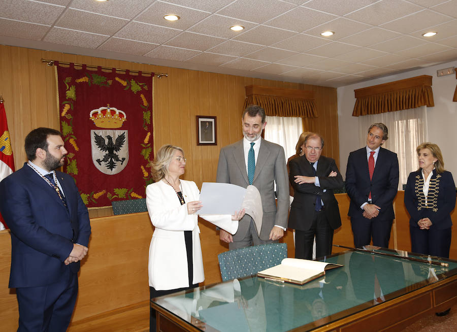 Fotos: El Rey, recibido en Aguilar (2/2)