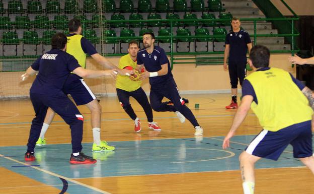 Agus Casado, durante el entrenamiento del conjunto navero en el Pedro Delgado.