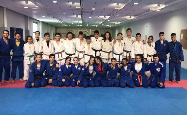 Grupo de judokas de los entrenamientos federativos organizados por la Federación de Judo de Castilla y León