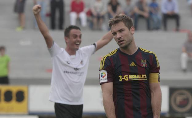 Garban celebra uno de los goles del Salmantino ante el Poblense en Mallorca.