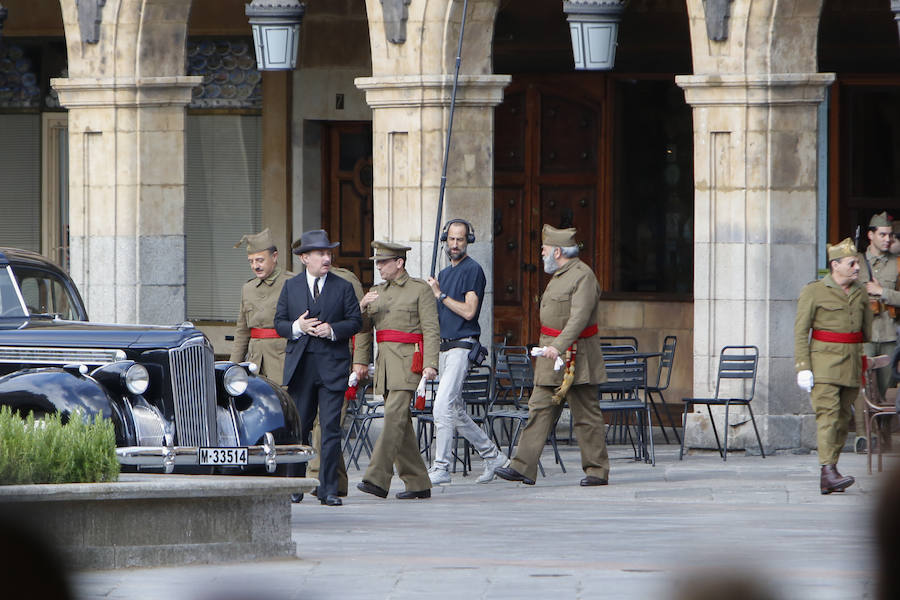 La bandera ondeó esta mañana en la Plaza Mayor durante el rodaje de la película 'Mientras dure la Guerra' que el realizador Alejandro Amenabar esta rodando en la ciudad