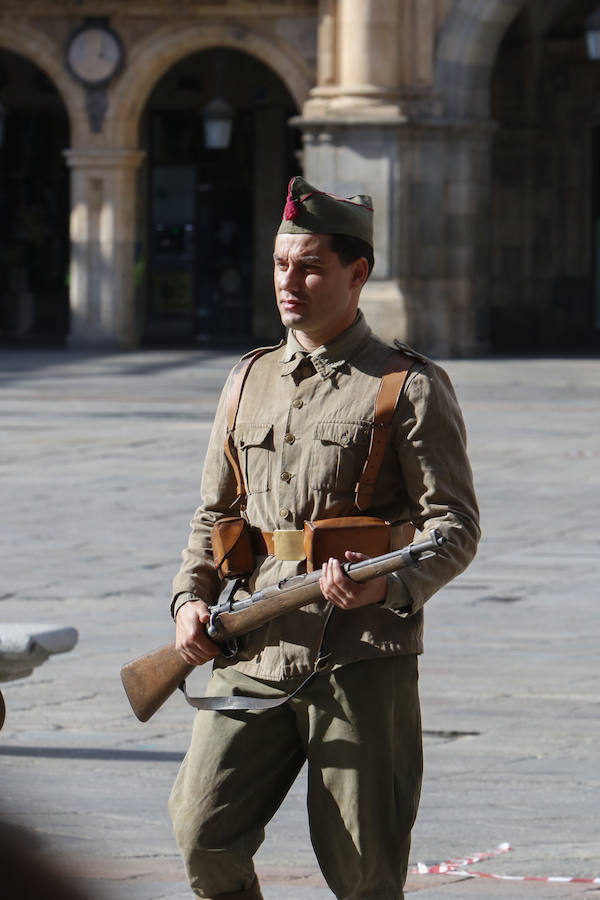 La bandera ondeó esta mañana en la Plaza Mayor durante el rodaje de la película 'Mientras dure la Guerra' que el realizador Alejandro Amenabar esta rodando en la ciudad