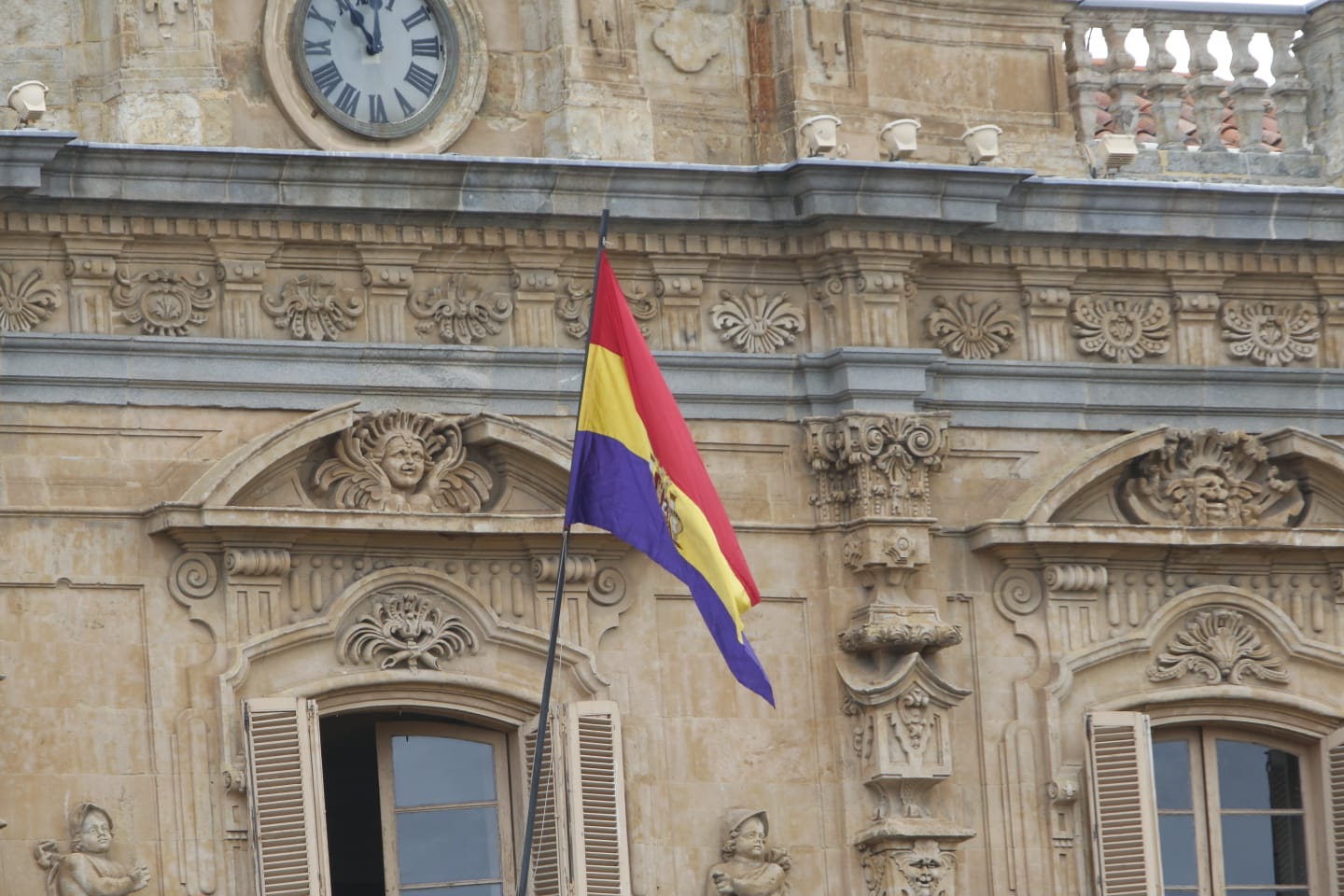 La bandera ondeó esta mañana en la Plaza Mayor durante el rodaje de la película 'Mientras dure la Guerra' que el realizador Alejandro Amenabar esta rodando en la ciudad