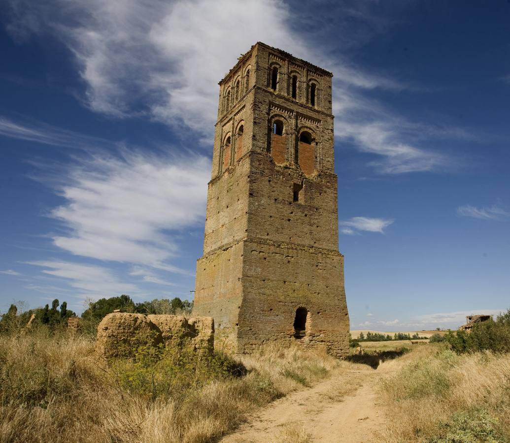 Torre mudéjar de la Iglesia de San Cipriano de Villacreces. Fue un hermoso pueblo donde la arquitectura del tapial y del adobe tuvo un máximo exponente. Tras la partida de los últimos vecinos en 1981, el abandono, los saqueos y los robos se adueñaron del pueblo.