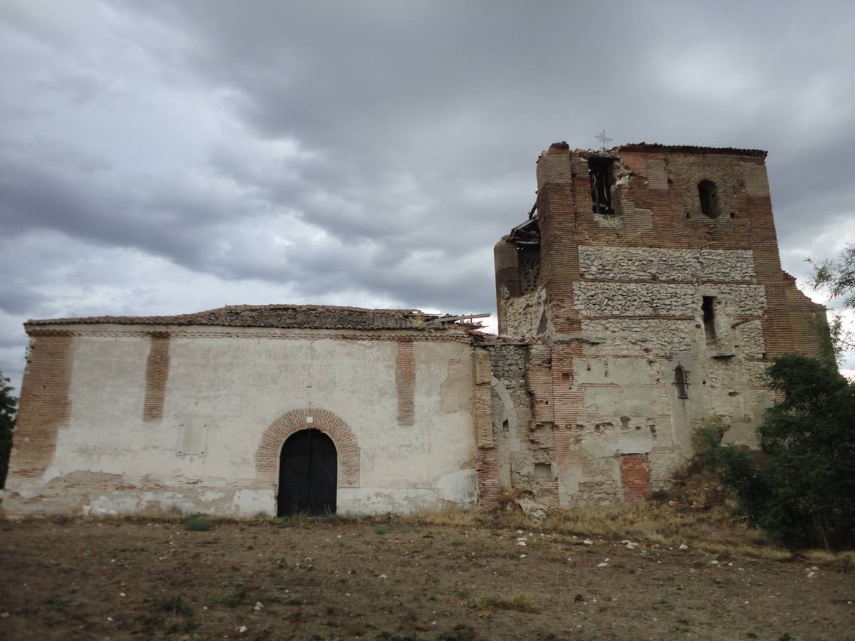 Iglesia de Nuestra Señora de la Visitación de Valviadero, en Olmedo. Durante un tiempo, albergó el retablo con la escultura de la Inmaculada Concepción, que se atribuye al maestro Gregorio Fernández, recientemente restaurado y que ahora se encuentra en la iglesia parroquial de Renedo de Esgueva. Se ha hundido la cara de la torre que une con la cabecera de la iglesia y se está hundiendo la cubierta de la cabecera y bóveda, quizá inducido por el desplome de la torre.