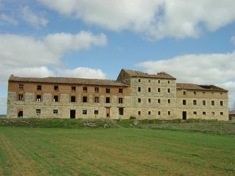Fábrica de Harinas 'La Confianza' de Tordehumos. La construcción del edificio data de la segunda mitad del siglo XIX, cuando la industria harinera en la provincia de Valladolid. La fábrica ha sido víctima de un saqueo constante, incluso utilizada como basurero. 