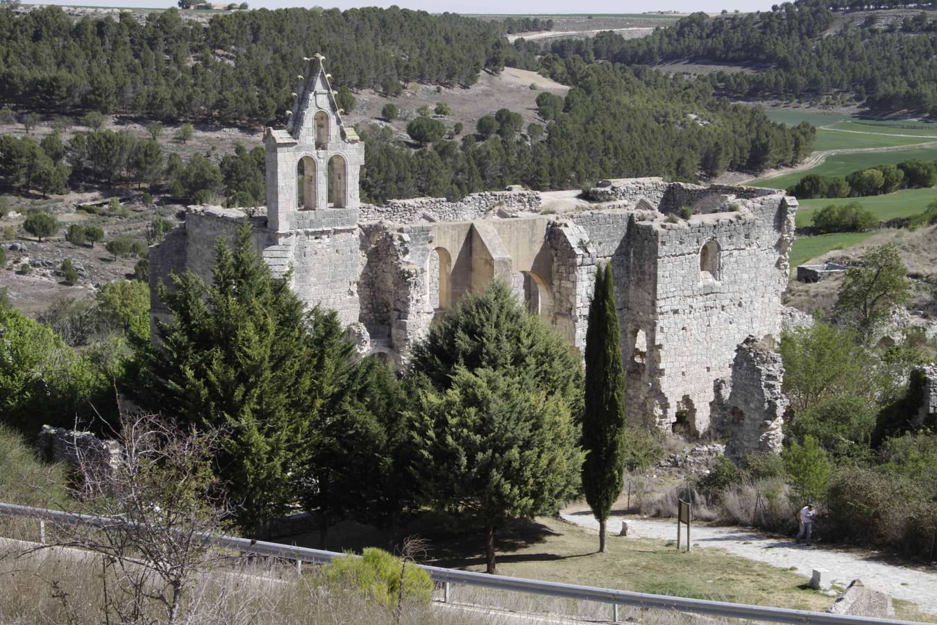 Monasterio de Nuestra Señora de la Armedilla de Cogeces del Monte. A principios del siglo XV el señor de Cuellar, el infante D. Fernando de Antequera, propuso su donación a los monjes de la Mejorada de Olmedo para que fundaran allí un monasterio Jerónimo. Fue convertido en monasterio por breve papal de 1405. Se desamortiza en la segunda década del siglo XIX, es abandonado y entra en total decadencia y deterioro progresivo. La propiedad pasa a manos particulares, llegándose a utilizar como cantera.