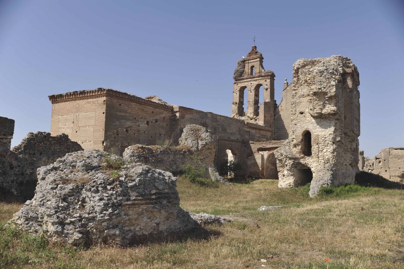 Convento de San Pablo de la Moraleja. En 1295 el arcediano Hernán Velázquez fundó un convento para clérigos que en 1315 dona a la Orden de los Carmelitas, constituyendo su primera sede en Castilla (en Aragón, en cambio, ya existían desde 1270). El lugar fue objeto de especial protección de los monarcas castellanos y albergaba la venerada imagen de la Virgen de Soterraña. Durante muchos años la iglesia del convento hizo las funciones de templo de la localidad. La desidia provocó el abandono y la destrucción de la misma, lo que obligó a la construcción de un nuevo edificio en la década de los años sesenta del siglo XX.