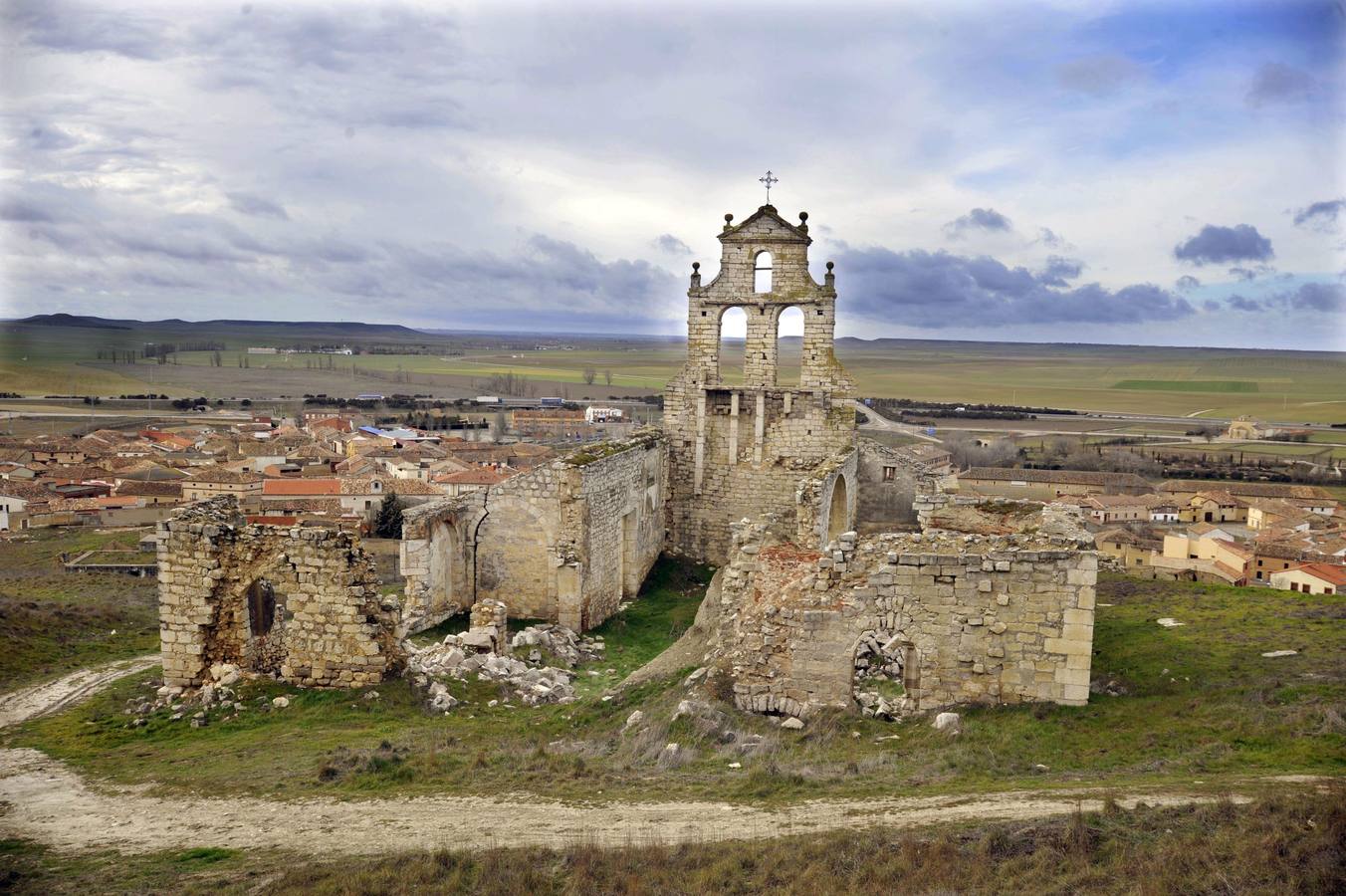 Iglesia del Salvador de Mota del Marqués. Se encuentra a los pies del castillo. Construida en el siglo XVI y reformada en el siglo XVII. Se cree que fue el primer templo de la localidad y que llevaba el nombre de San Juan. Se quitaron piedras de esta iglesia para hacer una chapuza de jardín en la iglesia de San Martín. Se mantienen en pie los muros y la espadaña del siglo XVII.