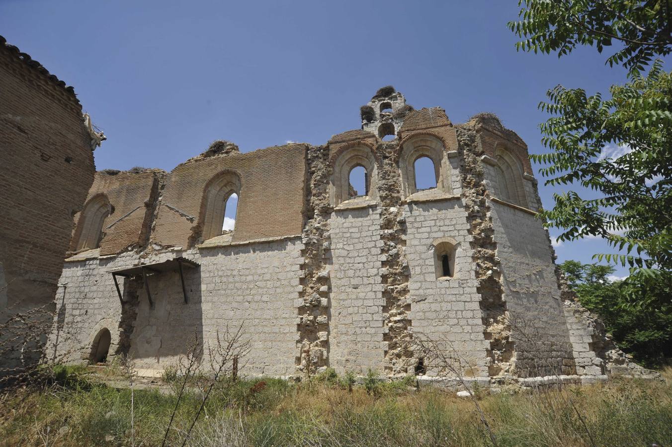 Cartuja de Santa María de Aniago en Villanueva de Duero. Fundada por Juan Vázquez de Cepeda, obispo de Segovia que la dejó a disposición y bajo el patronato de la reina María de Aragón, esposa de Juan II de Castilla. Fue ocupada por los Cartujos en 1441.