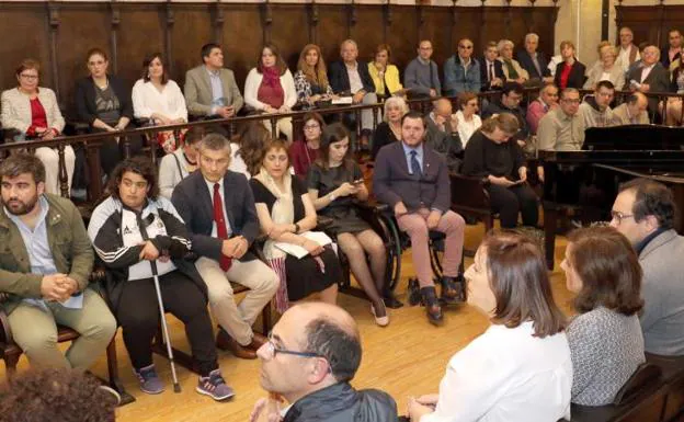 Asistentes a la I Gala de la asociación El Puente Salud Mental, celebrada en el Aula Triste de Santa Cruz.