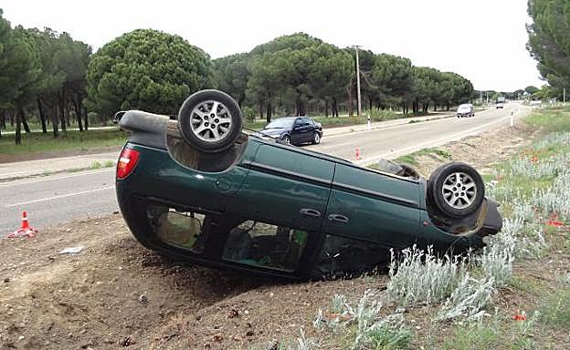 El monovolumen siniestrado a las puertas del cuartel Teniente Galiana. 