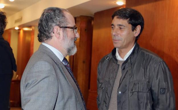 LIno Rodríguez (d) con su abogado, antes de realizar su primera declaración ante la instructora del caso Asaja, en 2013. 