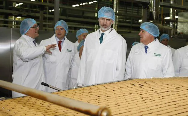 Galería. El Rey observa uno de los lineales de galletas.