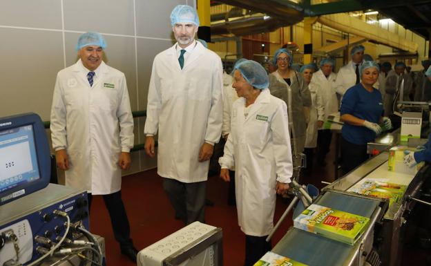 El Rey, flanqueado por la presidenta y el director general de Gullón, en la visita a la fábrica. 