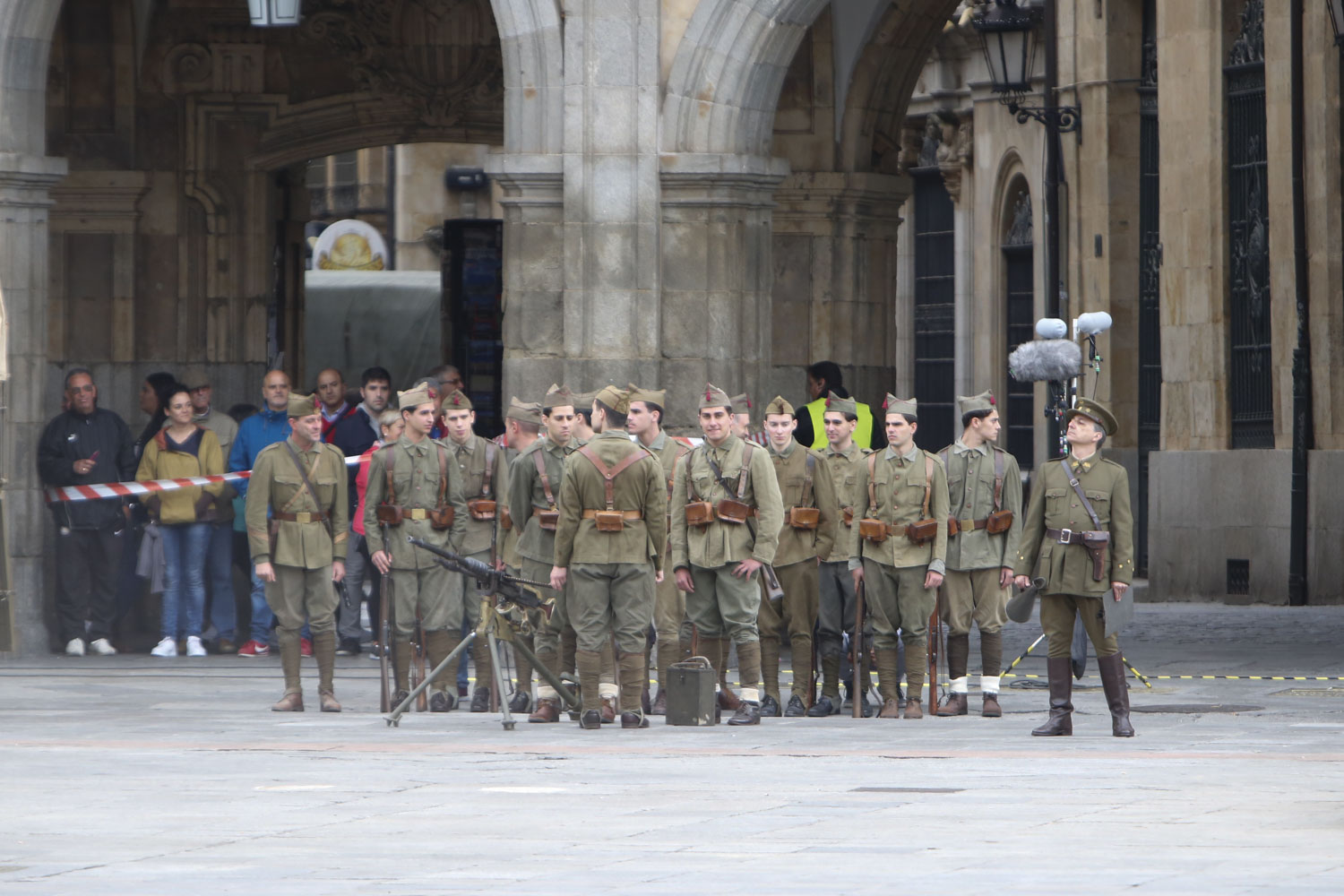 Fotos: Las tropas nacionales toman la Plaza Mayor de Salamanca durante elrodaje de Amenábar