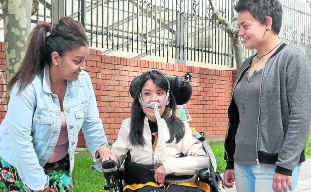 Ana Fernández, en el centro con su asistente, Noemí Salazar, a su derecha y Lara Borondo, también asistente de Predif. :: 