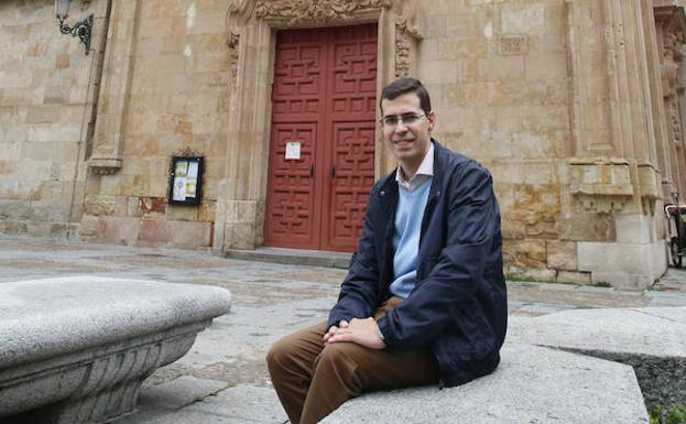 Tomás González, junto a la iglesia de San Sebastián. 