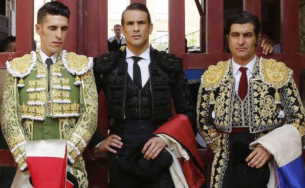 Desde de la izquierda, Alejandro Talavante, José María Manzanares y Morante de la Puebla. 