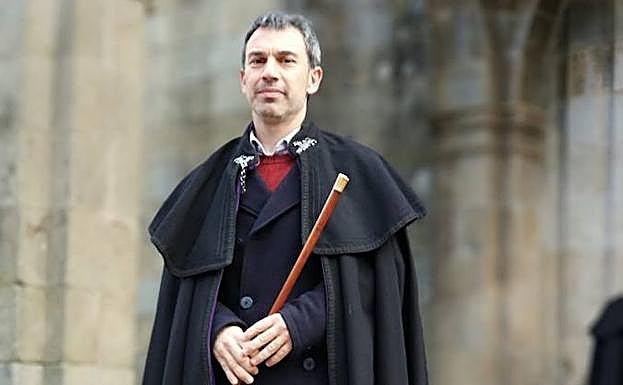 Miguel Ángel Luengo vistiendo capa española, como manda el protocolo en Corpus. 