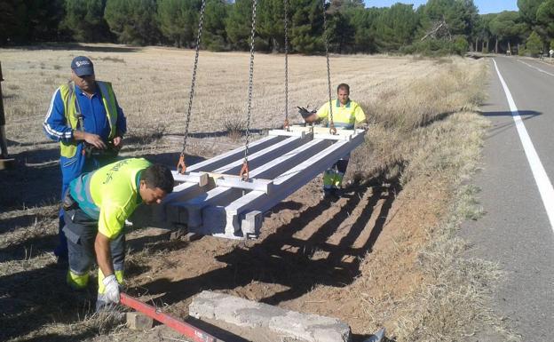 Colocación de uno de los 'Crossafe' en una carretera provincial.