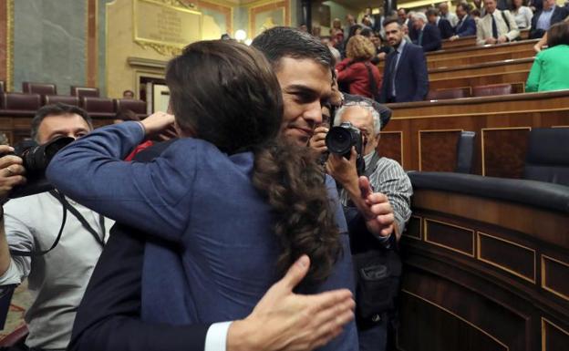 Abrazo entre Pablo Iglesias y Pedro Sánchez.